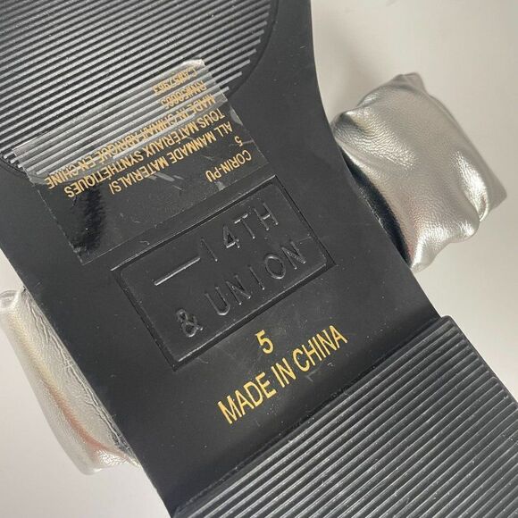 Silver Metallic Puffy Padded Sandal Shoe Square Toe Sz 5 Summer Vacation Casual - Picture 7 of 7